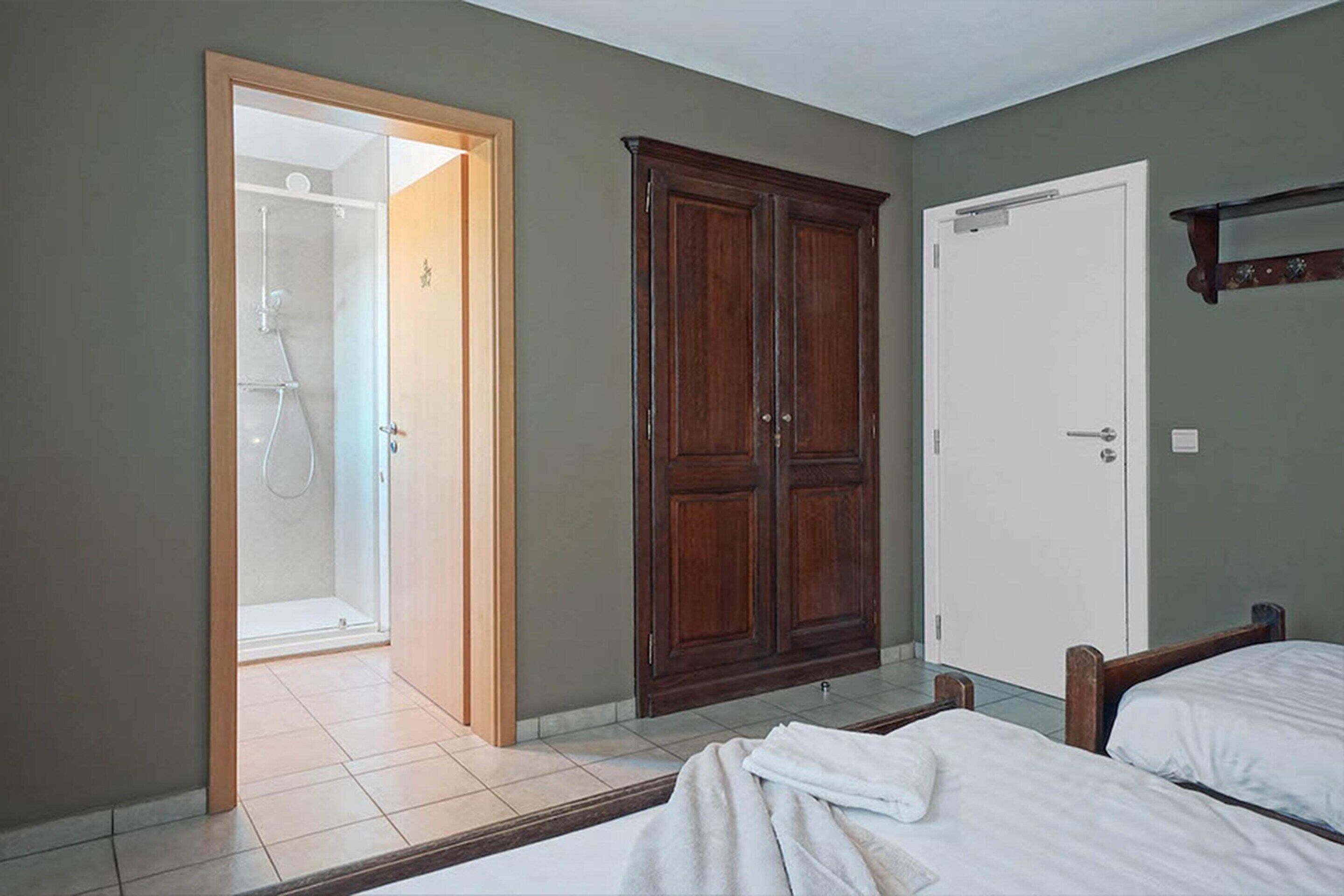 House | 8 bedrooms, bed sheets