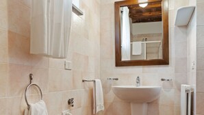 Shower, towels - Scenic Holiday Home in Torgiano With Swimming Pool (Torgiano)