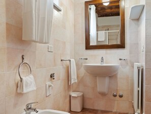 Shower, towels - Scenic Holiday Home in Torgiano With Swimming Pool (Torgiano)