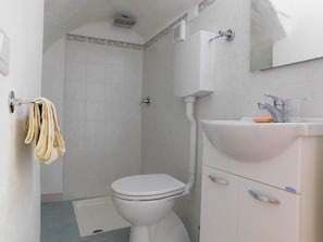 House | Bathroom | Shower, towels - Valley View Holiday Home in Badalucco near Museum (Badalucco)