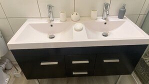 Appartement | Salle de bain | Douche, serviettes fournies
