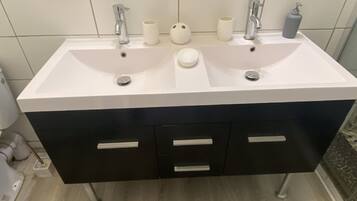 Appartement | Salle de bain | Douche, serviettes fournies