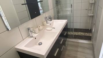 Appartement | Salle de bain | Douche, serviettes fournies