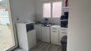 Appartement | Cuisine privée | Cafetière/bouilloire, réfrigérateur, micro-ondes, plaque de cuisson