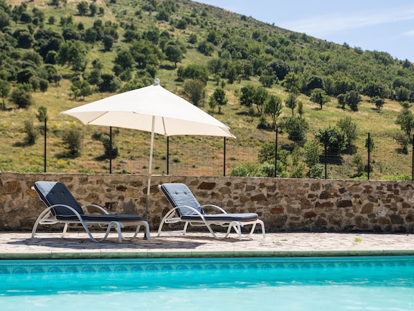 Outdoor pool - Charming Holiday Home in Rieussec With Swimming Pool (Rieussec)