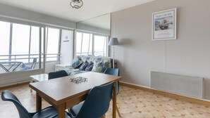 Dining - Charming Apartment in Courseulles sur Mer Near Seabeach (Courseulles-sur-Mer)