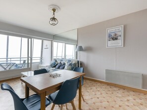 Dining - Charming Apartment in Courseulles sur Mer Near Seabeach (Courseulles-sur-Mer)