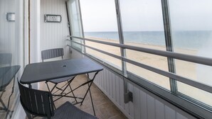 Balcony - Charming Apartment in Courseulles sur Mer Near Seabeach (Courseulles-sur-Mer)