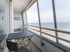 Balcony - Charming Apartment in Courseulles sur Mer Near Seabeach (Courseulles-sur-Mer)