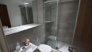 Bathroom | Combined shower/bathtub, towels - Modern Apartment in Birmingham Near Museum and Art Gallery (Birmingham)
