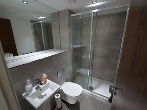 Bathroom - Modern Apartment in Birmingham Near Museum and Art Gallery (Birmingham)