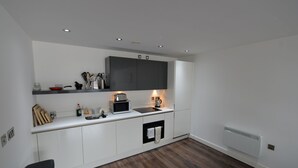 Private kitchen | Fridge, microwave, oven, stovetop - Modern Apartment in Birmingham Near Museum and Art Gallery (Birmingham)