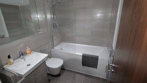 Bathroom | Combined shower/bathtub, towels - Modern Apartment in Birmingham Near Museum and Art Gallery (Birmingham)