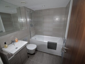 Bathroom - Modern Apartment in Birmingham Near Museum and Art Gallery (Birmingham)