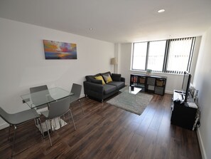 TV, video-game console, Netflix, streaming services - Modern Apartment in Birmingham Near Museum and Art Gallery (Birmingham)