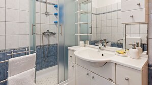 Shower, towels - Charming Farmhouse in Smilčić with Private Sauna  (Benkovac)