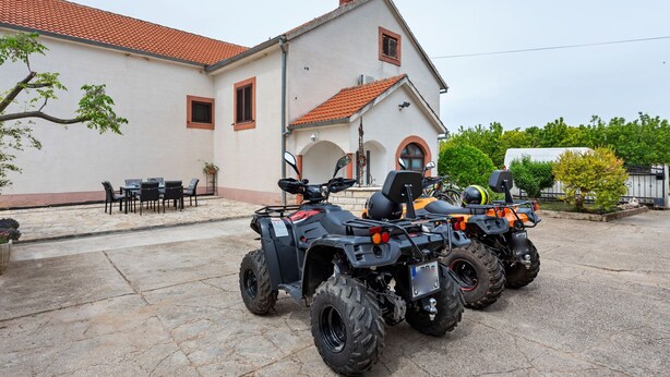 Exterior - Charming Farmhouse in Smilčić with Private Sauna  (Benkovac)