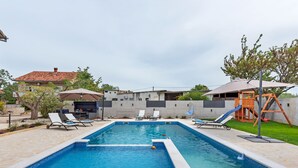 Outdoor pool - Charming Farmhouse in Smilčić with Private Sauna  (Benkovac)