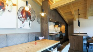Eine moderne Küche mit Holzausziehtüren, einem eingebauten Backofen und einer schwarzen Arbeitsplatte.