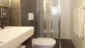 Leilighet | Bad | Kombinert dusj/badekar og håndklær