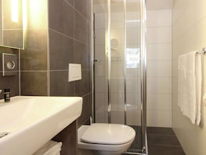 Apartment | Bathroom | Combined shower/tub, towels