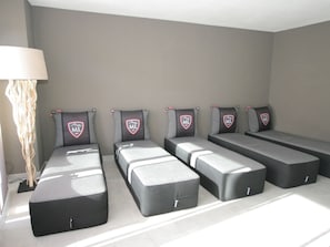4 bedrooms, cribs/infant beds, bed sheets