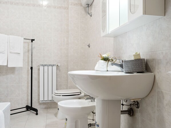 Shower - Balmy Holiday Home in Castel Rigone With Swimming Pool (Passignano sul Trasimeno)