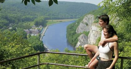 Cozy, Carefully Furnished Bungalow near Maas