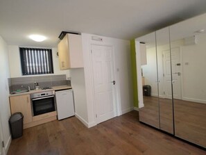 Fridge, oven - Soothing Apartment in Coventry near Quinton Park (Coventry)