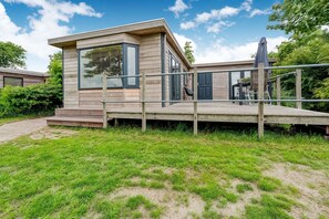 Chalet | Exterior - Elegant Chalet in Anjum near Lauwersmeer Lake (Anjum)