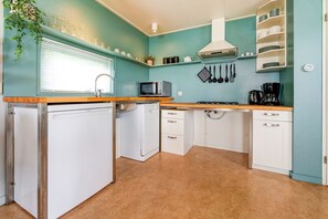 Chalet | Yksityinen keittiö | Mikroaaltouuni, astianpesukone
