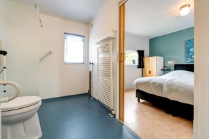 Chalet | Bathroom - Elegant Chalet in Anjum near Lauwersmeer Lake (Anjum)