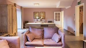 Un salon comprenant un canapé, une table à manger et un buffet.