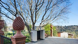 A terrace with a view of a tree and distant hills. - Belvilla by OYO Casale di Benedetto (Caltagirone)