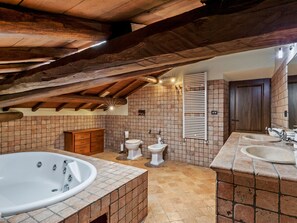 Combined shower/tub, towels - Vintage Castle in Vetralla With Swimming Pool (Vetralla)