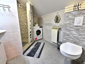 Appartement | Salle de bain | Savon, shampoing