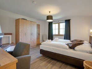 House | 8 bedrooms, iron/ironing board, bed sheets