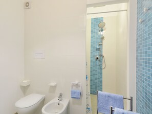 Apartment | Badezimmer | Dusche, Handtücher
