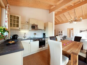 Kühlschrank, Ofen, Geschirrspüler, Hochstuhl