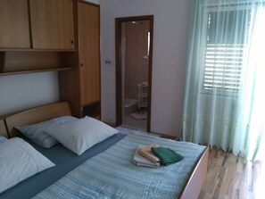 House | 5 bedrooms, individually furnished, travel crib, bed sheets - Your Perfect Adriatic Getaway (Starigrad)