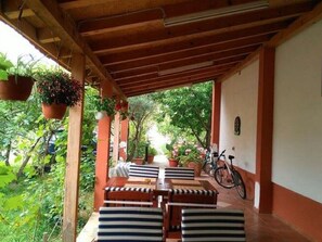 Rumah | Tempat makan outdoor