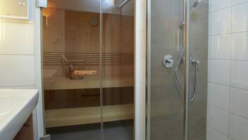Apartment | Badezimmer | Badewanne, Handtücher