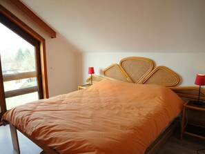 House | 4 bedrooms, individually furnished - Holiday Home in Somme-leuze With Pool & Sauna (Somme-Leuze)