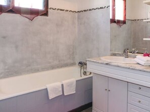 Bathroom - Alluring Holiday Home in Saze With Private Swimming Pool (Rochefort-du-Gard)