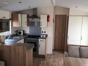 Private kitchen - Homely Holiday Home in Hastings near Sea Beach (St Leonards-On-Sea)