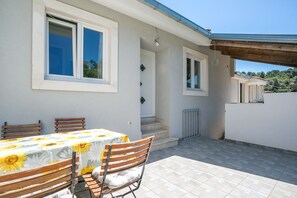 Apartment | Outdoor dining