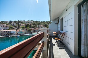 Apartment | Balcony - Alluring Apartment in Stomorska near Sea (Solta)