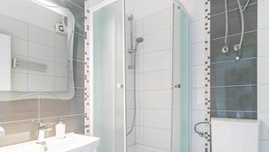 Shower, towels - Cozy Holiday Home in Sumartin near Sea (Selca)