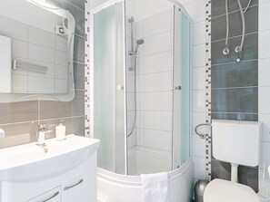 Buồng tắm vòi sen, khăn tắm 