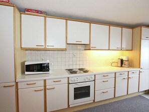 Coffee/tea maker, fridge, microwave, oven - Contemporary Mountain View Apartment in Tobadill (Tobadill)